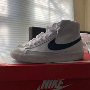 Nike Blazer Mid 77’ MEN 5.5 WOMEN 7 worn but in good condition,